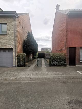<p><span>Goed gelegen bouwgrond met bouwvergunning. De grond heeft een oppervlakte van 194 m² gelegen in een aangename en rustige straat.</span></p><p><span>Op een boogscheut van de Clingse Bossen en het Stroperbos maar ook niet te ver van diverse invalswegen.</span></p><p><span>De bouwvoorschriften die van toepassing zijn:</span></p><p><span> </span></p><p><span>-Lot voor gesloten bebouwing</span></p><p><span>-Max 2 bouwlagen en schuin dak</span></p><p><span>-Max kroonlijst hoogte hoofdgebouw = 6m (gemeten tot onder de kroonlijst) max kroonlijst hoogte achterbouw = 3m .</span></p><p><span>-Dakhelling = 40°</span></p><p><span>-Echter is het Gabarit van de gebuur is te volgen</span></p><p><span>-Diepte bebouwing = gelijkvloers 16m, eerste verdieping 12 m </span></p><p><span> </span></p>