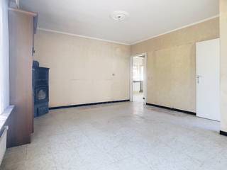 Deze grote half-open bebouwing , ligt op een totale oppervlakte van 600m², op wandelafstand van het centrum van Staden en dus dicht bij openbaar vervoer, winkels, .. <br />De woning dient gerenoveerd te worden, en geeft je dus de kans om er zeker je eigen touch aan te geven!<br />Door de grootte en de vele ruimtes in de woning, kan je deze woning naar eigen wensen verbouwen tot een hele leuke gezinswoning! <br />Extra troeven van de woning : <br />- grote achterliggende tuin<br />- gemetselde losstaande garage extra<br />- zeer ruime woning met tal van mogelijkheden<br />-overzolderd en onderkelderd<br />Meer info of een vrijblijvend bezoek aan deze woning, contacteer ons vrijblijvend !<br />EPC 695kwh/m²jaar, Label F (energetische renovatieverplichting)