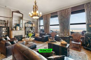 Dit ruime en authentieke gelijkvloers appartement op de Zeedijk in Oostende biedt een adembenemend 180° frontaal zicht op de Noordzee en de levendige wandeldijk. Een zeldzame kans voor wie houdt van ruimte, karakter en een blijvend vakantiegevoel.<br /><br />Bij binnenkomst word je meteen ondergedompeld in de charme van deze woning. De gemeenschappelijke inkomhal met haar imposante traphal en authentieke lift straalt grandeur uit en leidt naar de ruime privé-inkomhal. Van hieruit betreed je de lichtrijke woonkamer en eetkamer (67 m²), waar het panoramisch zeezicht een indrukwekkend decor vormt. De aparte keuken (8,5 m²) biedt alle nodige comfort, terwijl de nachthal achteraan toegang geeft tot drie ruime slaapkamers, waaronder een mastersuite met ingerichte badkamer (29 m²). Een extra douchekamer, vestiaire en apart toilet maken deze verdieping compleet.<br /><br />Een unieke troef is de bewoonbare kelderverdieping, die perfect dienst kan doen als kangoeroewoning, bijwoonst of vakantieverhuur. Deze beschikt over een eigen ingang, een ruime leefruimte met keukenblok (40 m²), een ingerichte badkamer (14 m²), een wasruimte met toilet en een comfortabele slaapkamer (14 m²).<br /><br />De gezellige stadstuin, bereikbaar via beide verdiepingen, biedt een oase van rust in het hart van de stad. Bovendien is er een achterliggende toegang naar een optioneel aan te kopen garage voor minstens twee wagens.<br /><br />Met zijn authentieke elementen, royale ruimtes en unieke ligging aan zee is dit een parel aan de kust. Laat je betoveren door de charme en mogelijkheden van deze woning en plan vandaag nog je bezoek! 🌊✨