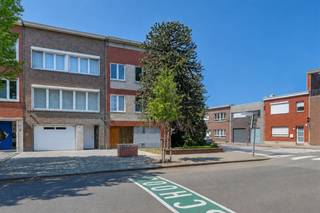 <p><span>Dit </span><span>appartementsgebouw </span><span>staat te koop op de hoek van de Boekstraat en de Sint-Jan Vianneystraat. Het appartementsgebouw is gelegen vlakbij De Bist in </span><span>centrum Wilrijk</span><span>, op wandelafstand vind je winkels, openbaar vervoer en </span><span>groene parken</span><span> (Steytelinck en Park Van Eden). Qua </span><span>verbindingen </span><span>zit je hier echt </span><span>ideaal</span><span>: je bent in een wip in het </span><span>centrum van Antwerpen</span><span> en de opritten van de A12 en E19 zijn vlakbij.</span></p><p><span> </span></p><p><span>Het appartementsgebouw bestaat uit </span><span>twee appartementen</span><span>, een </span><span>gemeenschappelijke tuin</span><span>, </span><span>twee garages met telkens een oprit</span><span>.</span></p><p><span> </span></p><p><span>Gelijkvloerse verdieping</span></p><p><span>- voortuin + gemeenschappelijke tuin</span></p><p><span>- twee opritten met twee garages</span></p><p><span>- gemeenschappelijke inkomhal</span></p><p><span>- bergingen</span></p><p><span> </span></p><p><span>Eerste verdieping</span></p><p><span>- appartement (76m²) bestaande uit een inkomhal, apart toilet, woonkamer en eetkamer, gesloten keuken, 3 slaapkamers (14m², 6m², 5m²) en een badkamer met douche en lavabo</span></p><p><span>- verhuurd voor 885 euro per maand + waterverbruik</span></p><p><span>- EPC label E (406 kWh/m²jaar)</span></p><p><span> </span></p><p><span>Tweede verdieping</span></p><p><span>- appartement (76m²) bestaande uit een inkomhal, apart toilet, woonkamer en eetkamer, gesloten keuken, 3 slaapkamers (14m², 6m², 5m²) en een badkamer met douche en lavabo</span></p><p><span>- verhuurd voor 885 euro per maand + waterverbruik</span></p><p><span>- EPC label F (647 kWh/m²jaar)</span></p><p><span> </span></p><p><span>Bijzonderheden</span></p><p><span>- geen lift</span></p><p><span>- verwarming op elektriciteit</span></p><p><span>- op te frissen / te renoveren gebouw; zeer veel potentieel na renovatie</span></p><p><span> </span></p><p><span>Dit pand kan onderhevig zijn aan de renovatieverplichting die door de Vlaamse overheid wordt opgelegd voor residentiële gebouwen. Consulteer voor meer informatie de website van het Vlaams Energie- en Klimaatagentschap via <span>https://www.energiesparen.be/renovatieverplichting-residenti%C3%ABle-gebouwen-2023</span></span><span>.</span></p><p><span> </span></p><p><span>Ben jij geïnteresseerd in dit appartementsgebouw te koop in Wilrijk, ben je op zoek naar ander vastgoed, een investering of wens je de waarde van jouw eigendom te kennen? Dan ben je bij BOLT immo aan het juiste adres! Wij helpen jou graag verder.</span><span> </span></p>