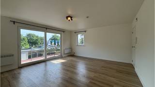 <strong>Vernieuwd 1-slaapkamerappartement</strong> op een uitstekende ligging in <strong>Sint-Michiels Brugge</strong>, dichtbij winkels, het station, school, campus en met een vlotte verbinding naar de autosnelweg en het centrum van Brugge. Een comfortabele woongelegenheid in de rand van Brugge!<br />+ Kwalitatieve afwerking! <br />+ Uitstekende mobiscore 9,2 op 10!<br /><br />Omvat een inkom, living, ingerichte keuken, 1 slaapkamer, badkamer met douche en toilet, balkon en een privatieve berging op het gelijkvloers. <br />#leukwonen #sintmichiels #brugge<br /><br />Beschikbaar Onmiddellijk vrij !