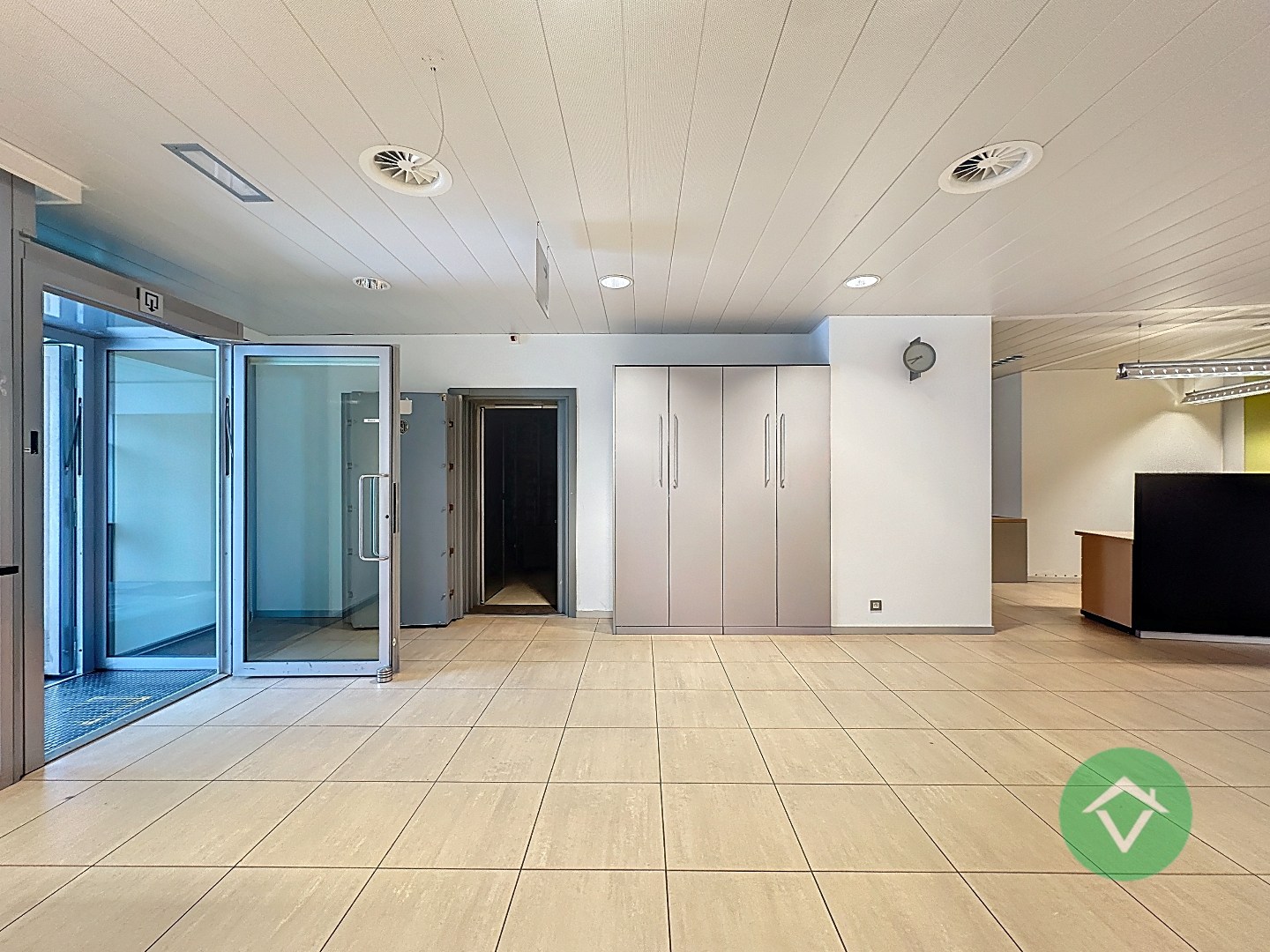 Commerciële toplocatie in Vleteren met burelen, vergaderruimtes en parking - foto 5