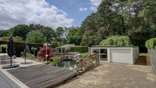 Rustig en residentiëel gelegen woning op een mooi perceel van 11a80ca met vijver. Noord-west georiënteerd waardoor de avondzon op het terras. De...