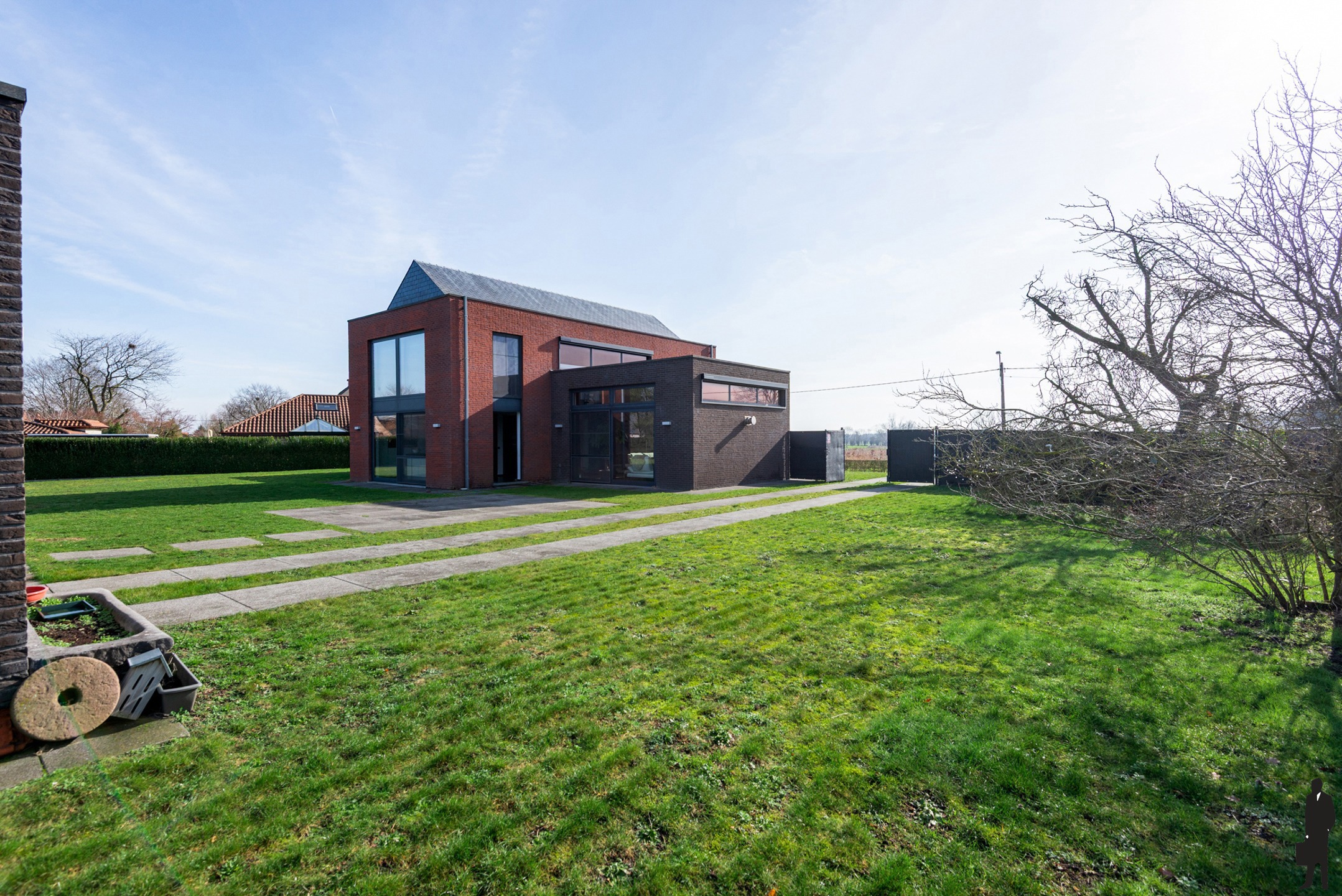 Welgelegen villa met 3 slaapkamers, bureau en prachtige tuin - foto 3