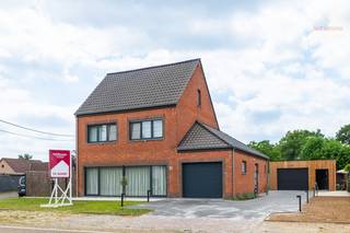 Deze ruime en uitstekend onderhouden woning combineert comfort, kwaliteit en energiezuinig wonen met tal van uitbreidingsmogelijkheden. Dankzij de recente vernieuwingen, de doordachte indeling en de hoogwaardige afwerking is dit de ideale woning voor gezinnen of wie op zoek is naar extra ruimte, zowel binnen als buiten.<br /><br />Bij het betreden van de woning komt u terecht in een ruime inkomhal die toegang biedt tot de badkamer, het gastentoilet, de wasplaats/berging, garage, kelder en de lichtrijke leefruimte.<br />De royale woonkamer geniet dankzij de grote raampartijen van een overvloed aan natuurlijk daglicht en biedt een mooi uitzicht op de aangelegde tuin.<br />De open keuken werd volledig vernieuwd in 2025 en is uitgerust met een stijlvol kookeiland, een gezellige ontbijthoek en kwalitatieve Bosch-toestellen, waaronder een grote koelkast, vaatwasser, inductiekookplaat, oven, microgolfoven en dampkap. Dankzij de vele kasten beschikt u bovendien over meer dan voldoende opbergruimte.<br /><br />De badkamer is modern ingericht met een ruime inloopdouche en een meubel met dubbele lavabo.<br /><br />Op het gelijkvloers bevindt zich eveneens een inpandige garage met automatische sectionaalpoort. Deze ruimte biedt bovendien de mogelijkheid om, indien gewenst, een extra slaapkamer te creëren zodat gelijkvloers wonen perfect mogelijk is.<br /><br />Op de eerste verdieping bevinden zich een apart toilet, twee ruime slaapkamers en een extra kamer die ideaal dienst kan doen als kinderkamer, dressing, bureau of hobbyruimte.<br /><br />Via een vaste trap bereikt u de zolderverdieping, die reeds voorbereid is om verder af te werken tot een volwaardige vierde of zelfs vijfde slaapkamer.<br /><br />Ook buiten werd de woning de voorbije jaren grondig aangepakt Het terras en de ruime oprit werden in 2025 volledig nieuw aangelegd en biedt plaats aan meerdere wagens. De tuin is recent aangelegd en voorzien van sfeervolle tuinverlichting rondom de woning.<br /><br />Achteraan bevindt zich bovendien een vrijstaande garage van maar liefst 40 m² (bouwjaar 2024), uitgevoerd met een gegoten betonvloer, automatische garagepoort en de nodige voorzieningen voor een toekomstige laadpaal.<br /><br />De woning werd degelijk afgewerkt met onder meer spanplafonds met ingebouwde spots in de leefruimte, keuken en badkamer. Verder beschikt de woning over automatische rolluiken, een zonnescreen aan de berging/wasplaats en energiezuinige technieken zoals vloerverwarming op het gelijkvloers, muur-, dak- en zoldervloerisolatie, wat resulteert in een gunstig EPC-label B.<br /><br /><strong>Troeven</strong>
<ul>
<li>Instapklare woning op een gunstige locatie </li>
<li>Recent gerenoveerd </li>
<li>Tuinverlichting met sensoren rondom de woning</li>
<li>Twee garages, waaronder een vrijstaande garage van 40 m² (2024)</li>
<li>Voorzieningen voor een laadpaal</li>
<li>Gunstig EPC-label B</li>
<li>Uitbreidingsmogelijkheden tot extra slaapkamers</li>
</ul>
<br /><strong>Interesse?</strong> Neem snel contact met ons op voor meer informatie of een bezoek ter plaatse: info@sublimmo.be of 014 84 83 69.