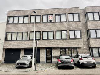 Dit energiezuinige en volledig gerenoveerde appartement (2025) is gelegen op de tweede verdieping in een gebouw zonder lift. Deze kleinschalige residentie bevindt zich net buiten het stadscentrum van Aalst en is gelegen op een boogscheut van diverse winkels, autosnelweg en openbaar vervoer. <br /><br />Het appartement beschikt over een hal met apart toilet, leefruimte met open geïnstalleerde keuken, twee ruime slaapkamers, badkamer (ligbad met douchefunctie, enkele wastafel, toilet) en bergruimte. Tevens is nog een tweede apart toilet aanwezig. Kelderberging inbegrepen in de huurprijs. Naast de ruime openbare parking tegenover het gebouw is er tevens een garagebox inbegrepen in de huurprijs. Zonnepanelen aanwezig. Huurprijs: 795 EUR/maand, geen gemeenschappelijke lasten!