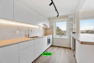 Vlakbij scholen en openbaar vervoer, aan de stadsrand van Diksmuide treffen we dit gerenoveerde appartement met autostaanplaats, private berging...