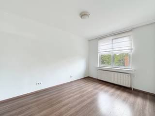 <p>Vous recherchez un appartement spacieux et lumineux bénéficiant d'un excellent emplacement ? Alors cet appartement partiellement rénové de 74 m², situé Square Pierre Hauwaerts 26 à Evere, est fait pour vous.<span></span></p>
<p>Situé au 2ᵉ étage d'une résidence bien entretenue avec ascenseur, il bénéficie d'un environnement calme dans une rue en cul-de-sac, idéale pour les familles ou toute personne recherchant la tranquillité, tout en restant à proximité de toutes les commodités.</p>
<p>Le séjour, baigné de lumière naturelle, s'ouvre sur une terrasse à l'avant. À l'arrière, un balcon vous permet de profiter d'un agréable espace extérieur en toute quiétude. Les résidents bénéficient également d'un jardin commun, un véritable atout pour profiter d'un espace vert en toute convivialité.</p>
<p>Une cave privative offre un espace de rangement supplémentaire. Bien qu'il ne dispose pas d'un emplacement de parking privé, le stationnement est aisé dans la rue.</p>
<p>L'emplacement constitue un véritable atout. Vous trouverez à quelques pas le Colruyt, les commerces de la Chaussée de Haecht, des écoles, les transports en commun ainsi que toutes les commodités du quotidien. De plus, le centre de Bruxelles et les principaux axes routiers sont facilement accessibles.</p>
<h3>Les atouts</h3>
<p>✔ 2ᵉ étage avec ascenseur<br />✔ Terrasse à l'avant et balcon à l'arrière<br />✔ Rue calme, en cul-de-sac et adaptée aux familles<br />✔ Jardin commun<br />✔ Cave privative<br />✔ Stationnement facile dans la rue<br />✔ À proximité des commerces, des écoles et des transports en commun</p>
<p>Vous recherchez un appartement confortable offrant un beau potentiel dans un quartier calme et central d'Evere ?</p>
<p>Contactez-nous dès aujourd'hui pour organiser une visite et découvrir tout le potentiel de ce bel appartement.</p>