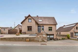Ruime open woning met 5 tot 7 slaapkamers, mogelijkheid tot praktijkruimte of kangoeroewoningBij het betreden van de woonst komen we binnen in de...