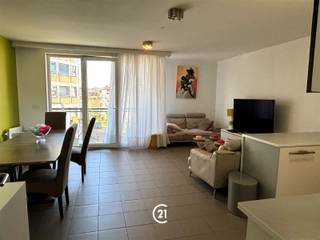 AANGENAAM APPARTEMENT MET BALKON IN SINT-JANS-MOLENBEEKWelkom in dit ruim en modern ingerichte appartement van 79m² gelegen in Sint-Jans-Molenbeek. Het appartement is als volgt ingedeeld: Hall, leefruimte, badkamer, toilet, berging en twee slaapkamers. Dankzij de ruime leefruimte met open keuken, hoeft u geen seconde te verliezen van het gezinsleven, en dankzij de grote ramen komt er overvloedig daglicht binnen. De ruime badkamer biedt alles wat u nodig heeft voor comfortabel te wonen. Achteraan het appartement bevinden zich twee slaapkamers, waar u in alle rust kan slapen. Tot slot kan u een staanplaats aankopen voor 19.000€. Mis deze kans niet, en neem vandaag nog contact op.