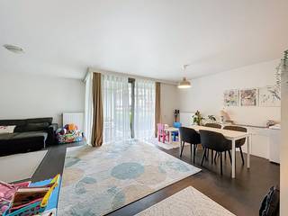 Cet appartement spacieux et lumineux avec 2 chambres et 2 terrasses de la résidence Artevelde Garden bénéficie d'un emplacement unique à proximité de Portus Ganda, de Sainte-Anne et du sud.Cette situation optimale vous offre de nombreux avantages. Le centre de Gand, accessible à pied, et la connexion facile à l'E17-E40.Disposition :Hall d'entrée - cuisine ouverte - salon - rangement - chambre 1 - chambre 2 - salle de bain - 2 terrasses - rangement au sous-solLes frais communs sont de 75,00 euros par mois et concernent les frais communs généraux.Disponible à partir du 01/02/2026.