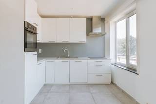 <p><strong><u>Bezoek mogelijk na aanmaken huurprofiel: </u></strong><strong>https://onid.mijnhuurprofiel.be/property/98a217f4-52a9-4d2c-8c17-ccaa87deda4f</strong></p><p><br /></p><p><strong>Dit lichtrijke appartement</strong><span> ligt in een verzorgd gebouw, op een strategische locatie vlak bij invalswegen, scholen, winkels. Je geniet van een uitstekende bereikbaarheid en een comfortabele woonomgeving. Dankzij het openbaar vervoer in de omgeving ben je ook direct in het centrum van Antwerpen. </span></p><p><br /></p><p>Het appartement bestaat uit een inkomhal, ruime leefruimte met open keuken, 2 slaapkamers, apart toilet, een badkamer en een kelderberging. </p>