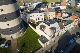 De afwerking gebeurt volgens ons ECO lastenboek. Dit verschilt van ons standaard lastenboek door onder andere de aanwezigheid van een kwalitatief warmtepompsysteem in combinatie met vloerverwarming EN daarenboven een installatie van zonnepanelen waardoor geen gasaansluiting meer voorzien wordt.