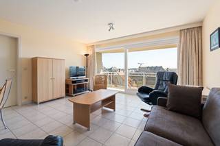 <p>Te koop: instapklaar appartement in de Goudenboomstraat, Koksijde, op wandelafstand van zee en duinen.</p>

<p> </p>

<p>Dit charmante halfopen appartement ligt in het hart van Koksijde, in een toeristische zone en nabij openbaar vervoer. Het volledig zongerichte terras biedt een heerlijke plek om te ontspannen, terwijl het laterale zeezicht een unieke meerwaarde geeft. Dankzij de instapklare staat kan je meteen genieten van deze woning zonder extra werken.</p>

<p> </p>

<p>Belangrijkste ruimtes:<br />• Gezellige woonkamer met veel lichtinval en toegang tot het terras.<br />• Open keuken met praktische indeling.<br />• Slaapkamer met ruimte voor een dubbel bed.<br />• Badkamer met douche en wastafel.<br />• Apart toilet.<br />• Inkomhal.<br />• Volledig zongericht terras met lateraal zeezicht.</p>

<p> </p>

<p>Troeven:<br />• Volledig zongericht terras.<br />• Lateraal zeezicht.<br />• Instapklaar.</p>

<p> </p>

<p>Neem vandaag nog contact op met je ERA-makelaar voor een bezoek.<br />058 51 23 23 of op christian@eraservimo.be</p>

<p> </p>

<p>JOUW DROOMAPPARTEMENT. ZO GEVONDEN!</p>