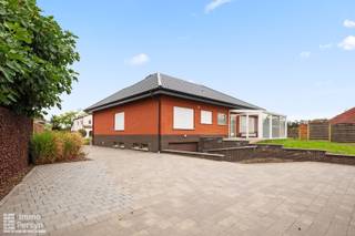 Zoek je een veelzijdige woning op een ruim perceel met unieke mogelijkheden?<br />Aan de Testeltsesteenweg 214 in Langdorp vind je deze vrijstaande bungalow met een grote, diepe tuin.<br /><br />De hoofdwoning werd gebouwd in 1970 en biedt een zeer praktische indeling waarbij alle woonvertrekken zich comfortabel op het gelijkvloers bevinden. De badkamer en het dak werden in 2020 reeds vernieuwd en de ramen zijn voorzien van elektrische rolluiken. De woning is stevig gebouwd en uitstekend onderhouden, waardoor je een solide basis hebt om het interieur stapsgewijs naar je eigen smaak te moderniseren.<br />Op dit ogenblik wordt er verwarmd met stookolie. <br />Deze woning heeft een EPC F en is dus op energetisch vlak te optimaliseren.<br /><br />Mooi meegenomen is de aanwezigheid van een groot bijgebouw in de tuin. <br /><br /><br /><u><strong>INDELING</strong></u><br /><strong>Gelijkvloers:</strong> <u>Hoofdwoning:</u> inkomhal, toilet, woonkamer, leefkeuken, veranda, badkamer, 3 slaapkamers.<br /><strong>Bijgebouw:</strong> <u>(zorgwoning)</u>: inkomhal, woonkamer, keuken, berging, 1 slaapkamer, badkamer.<br /><strong>Zolder: </strong>Zolderruimte boven het bijgebouw en de woning<br /><strong>Tuin:</strong> Rondomliggende tuin, terras, verharde oprit, vrijstaande garage/berging.<br /><strong>Kelder:</strong> Inpandige garage, cv-ruimte, verschillende bergkelders en traphal.<br /><br />Ervaar zelf de vele voordelen van deze woning tijdens een persoonlijke rondleiding.<br />Maak vandaag nog je afspraak.<br />Mail naar info@immopersyn.be of bel 013 444 008.<br />