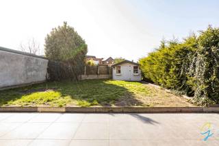 <p>Instapklare woning op toplocatie in Berlare!<br />Op het gelijkvloers vinden we inkomhal, ruime woonkamer, keuken, berging, 2 slaapkamers en badkamer.<br />Op de eerste verdieping een ruime slaapkamer, badkamer en dressing.<br />De gezellige tuin en Centrale ligging vlakbij winkels en scholen geven een grote meerwaarde.<br />Kom je deze woning graag zelf even ontdekken? <br />Bel 0471 59 40 43 of mail tom@cornelis-goeman.be</p>