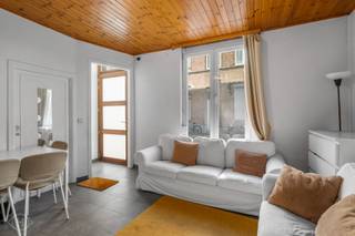 Deze gezellige rijwoning in de Brouwersstraat 105 biedt 78 m² bewoonbare oppervlakte, verdeeld over drie verdiepingen, en is rustig gelegen op korte afstand van het centrum van Leuven en belangrijke invalswegen. Op het gelijkvloers bevinden zich de leefruimte, keuken en badkamer, telkens met veel lichtinval. De eerste en tweede verdieping beschikken elk over een ruime slaapkamer. Daarnaast is er een praktische kelder aanwezig die extra bergruimte biedt. De woning beschikt over EPC-label C. De nutsvoorzieningen voor water, elektriciteit, gas en internet zijn afzonderlijk en rechtstreeks ten laste van de huurder. De woning is beschikbaar vanaf 1 december. Voor meer informatie of het inplannen van een bezichtiging kan je contact opnemen via info@homies.be.