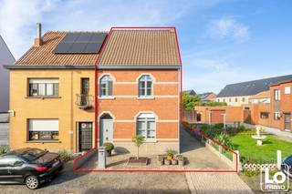 De woning bevat op het gelijkvloers een inkomhal, een mooie leefruimte met aansluitend een ingerichte keuken. Achter de keuken is er een badkamer met was meubel, douche en een afzonderlijk toilet. In de badkamer is er ook een wasplaats voorzien. Achter de badkamer is er nog een bureau/slaapkamer. Verder op het gelijkvloers is er nog een kleine veranda en een ruime tuinberging. Op de eerste verdieping zijn er twee slaapkamers. De woning wordt verwarmd met accumulatie. De woning heeft eveneens een ruime zolder met potentieel. De houten ramen beschikken op de benedenverdieping over rolluiken. Op het plat dak zijn er 11 zonnepanelen geïnstalleerd (ca. 3.300kWh). <strong>De woning is beschikbaar vanaf 1/7/2027!</strong><br />Wil u deze ideale starterswoning in Desteldonk bezoeken? Schrijf dan nu in voor het bezoekmoment op woensdag 28 oktober 2026, enkel via https://calendly.com/loimmogunther/bezoekmoment-nokerstraat-4-te-desteldonk