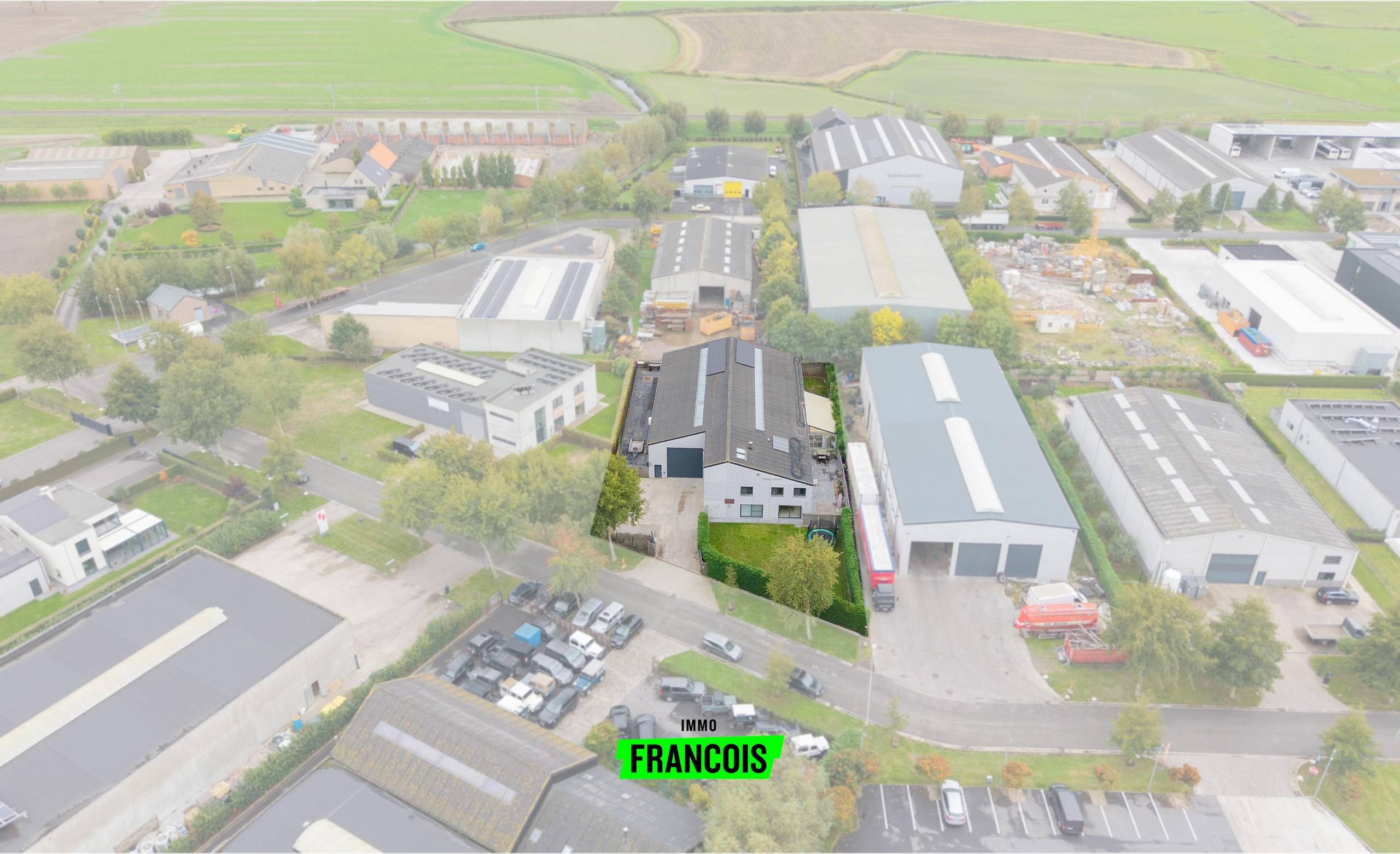 Unieke woning met 5 slaapkamers en ruime loods in het industrieterrein te Diksmuide - foto 1