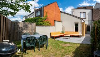 Gerenoveerde woning met tuin <br /><br />📅 Bezoek op afspraak<br /><br />📧 Reserveer uw bezoek via: Halvemaanstraat56@gmail.com of<br /><br /><br />Op zoek naar een instapklare gerenoveerde woning met tuin? <br /><br />Volledig gerenoveerd in 2017 – geen cosmetische renovatie, maar een totaalrenovatie.<br /><br />✔ Volledig vernieuwde elektriciteit (conform), stopcontacten, internetaansluiting en, schakelaars, kabels, zekeringkast, zekeringen,.... <br />✔ Alle waterleidingen, chaufageleidingen en afvoeren vernieuwd<br />✔ Condensatieketel en verwarmingsinstallatie vernieuwd<br />✔ Ventilatiesysteem geplaatst<br />✔ Alle ramen vernieuwd ( hoog rendements<br />✔ Nieuwe keuken<br />✔ Nieuwe badkamer<br />✔ Nieuwe vloeren<br />✔ Nieuwe sanitaire toestellen en kranen<br />✔ Volledig bepleisterd. <br /><br />Gelegen in een rustige fietsstraat met een fietsenstalling voor de deur, op een steenworp van het centrum van Gent, combineert deze woning hedendaags wooncomfort met een uitzonderlijk rustige ligging. <br />Achteraan geniet u van een zonnige tuin met een verrassend groen uitzicht – een zeldzame troef zo dicht bij de stad.<br /><br />Alle dagelijkse voorzieningen bevinden zich op wandelafstand: bakker, supermarkt, scholen, openbaar vervoer en het station. Dankzij de vlotte verbinding met de R4, E17 en E40 is ook mobiliteit met de wagen uitstekend. De Mobiscore van 9,3/10 bevestigt deze uitzonderlijke ligging.<br /><br />Indeling:<br /><br />/ Gelijkvloers /<br />- inkomhal<br />- apart gastentoilet<br />- Eetkamer<br />- ruime en lichtrijke leefruimte<br />- volledig uitgeruste keuken<br />- terras en onderhoudsvriendelijke tuin met groen uitzicht<br /><br />/ Verdiepingen : 2 /<br />- 3 slaapkamers<br />- moderne badkamer met ligbad en toilet<br />- hal<br /><br />/ Troeven /<br />✔ Volledig gerenoveerd in 2017<br />✔ Instapklaar<br />✔ Conforme elektrische installatie<br />✔ 3 slaapkamers<br />✔ Moderne keuken<br />✔ Moderne badkamer<br />✔ Apart gastentoilet<br />✔ Hoogrendementsglas<br />✔ Centrale verwarming<br />✔ Terras en tuin met open groen uitzicht<br />✔ Rustige fietsstraat<br />✔ Centrum Gent bereikbaar met fiets én te voet<br /><br />
