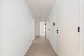 Modern appartement in een nieuwbouwproject met centrale ligging in Grimbergen.<br /><br />Dit stijlvolle appartement maakt deel uit van een nieuwbouwproject met 11 appartementen en combineert hedendaags wooncomfort met een uitstekende ligging in Grimbergen. Dankzij de mogelijkheid tot aankoop aan 6% btw vormt dit een interessante opportuniteit voor zowel eigen bewoning als investering. Het appartement beschikt over een doordachte indeling met veel aandacht voor licht en leefruimte. Bovendien zorgen de privatieve terrassen en tuinen samen met de ruime gemeenschappelijke tuin voor een aangename buitenbeleving. De centrale ligging biedt een vlotte verbinding naar winkels, openbaar vervoer en belangrijke invalswegen.<br /><br />Belangrijkste ruimtes:<br />• Lichtrijke woonkamer met open leefruimte en toegang tot het terras<br />• Open keuken met moderne indeling en praktische aansluitingen<br />• 3 slaapkamers met ruimte voor gezin, hobby of thuiswerk<br />• Terras en/of privatieve tuin voor extra buitenruimte<br />• Ruime gemeenschappelijke tuin toegankelijk voor bewoners<br /><br />Troeven:<br />• Nieuwbouwproject met 11 moderne appartementen<br />• Mogelijkheid tot aankoop aan 6% btw<br />• Centrale ligging met terrassen, tuinen en gemeenschappelijke tuin<br /><br />Neem vandaag nog contact op met je ERA-makelaar voor meer informatie of een bezoek.<br /><br />JOUW DROOMAPPARTEMENT. ZO GEVONDEN!