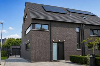 <p>Moderne energiezuinige halfopen woning met 4 slaapkamers in centrumwijk Stekene</p><p>Deze praktisch ingedeelde woning, voorzien van domotica en airconditioning, in het centrum van Stekene, bied je alle comfort, heeft een onderhoudsvriendelijke tuin en bovendien een EPC-score A (23 kw)</p><p>Binnenkomen doe je in een ruime hal met aan de linkerkant een rolstoeltoegankelijk toiletruimte.<br />Een moderne steellook deur brengt je in de volledige open leefruimte (+/- 80m²) die je naar smaak kan invullen. Momenteel een bureauruimte, woonkamer en eetkamer.<br />Aan de rechterzijde bevindt zich de open trap (met steentapijt), de bibliotheek en de eerste berging (wasruimte en technieken).</p><p>De leefruimte komt uit in een open keuken met een groot eiland als eyecacher. Deze keuken is voorzien van alle nodige toestellen (siemens) en heeft zelfs een stoomoven. Je vindt hier ook de 2e berging (ingewerkt).</p><p>Via het schuifraam kijk je uit op de tuin met terras (24m²) en stenen barbecue met werkblad.<br />De vrijstaande garage (20m²) bevindt zich links achter de woning en op de oprit is plaats voor 4 à 5 auto's.</p><p>Op de eerste verdieping bevindt zich een ruime nachthal, lichtrijke badkamer, een eerste slaapkamer, een linnenkamer en de masterbedroom met dressing (32m²). De badkamer bevat een apart toilet, dubbele lavabo, ligbad en ruime inloopdouche met 2 regendouches.</p><p>Op de 2e verdieping bevinden zich, naast een ruime hal, 2 grote slaapkamers, een toilet en een opbergruimte.<br />Boven deze verdieping is via het luik, met gemakkelijke uitvouwbare trap, de ruime zolder bereikbaar.</p><p>Nog enkele extra troeven:</p><p>- EPC A - 23<br />- ventilatiesysteem D<br />- horren voor àlle ramen<br />- instapklaar<br />- meerdere camera's voor de veiligheid<br />- vast netwerk + wifi 100% dekking in de hele woning én buiten<br />- domotica-installatie, sensoren in elke ruimte, digitale schakelaars ... alles volledig aanpasbaar naar eigen wens en aan te sturen via je smartphone<br />- mogelijkheid lift - liftschacht reeds aanwezig</p>