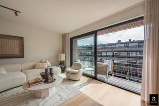 <span>Exclusief en totaal gerenoveerd luxeappartement met uitzonderlijke afwerking op een absolute toplocatie in de prestigieuze Van Bunnenlaan, op enkele stappen van Dumortierlaan, de boetieks en het strand. <br />Het appartement werd met oog voor detail afgewerkt met hoogwaardige materialen, waaronder marmer, designkranen van Gessi, een volledig uitgeruste Miele-keuken met kookeiland en maatwerkkasten. De ruime, lichtrijke leefruimte geeft uit op een zonnig terras aan de voorzijde met een aangenaam open zicht. De stijlvolle open keuken sluit naadloos aan op de leefruimte. De inkomhal is voorzien van een vestiairekast en een gastentoilet. Aansluitend bevindt zich een praktische berging met aansluiting voor een wasmachine. De master bedroom beschikt over ingemaakte maatwerkkasten en een en-suite douchekamer. De tweede ruime slaapkamer is eveneens voorzien van maatwerkkasten. Beide slaapkamers geven toegang tot het rustige terras aan de achterzijde. Verder is er een derde slaapkamer, een tweede stijlvolle douchekamer en een apart toilet in de nachthal.</span><br /><span>Het appartement beschikt bovendien over een privatieve kelder en een gemeenschappelijke fietsenberging. Een inpandige autostaanplaats kan erbij worden aangekocht. </span>