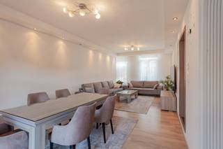 Deze royale gezinswoning bevindt zich in het hartje van Sint-Amandsberg, vlakbij Dampoort en op 5 minuten fietsen van het centrum! Het pand...