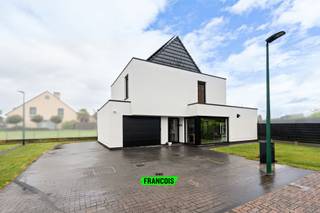 Bent u op zoek naar een recente, energiezuinige woning waar comfort, ruimte en hoogwaardige afwerking centraal staan? Dan is deze open bebouwing, gelegen in een rustige en recente verkaveling in Godveerdegem (Zottegem), zeker een bezoek waard.<br /><br />Deze instapklare woning, gebouwd in 2020, bevindt zich op een perceel van 544 m² en biedt een doordachte indeling waarbij elke ruimte optimaal werd benut dankzij talrijke maatwerk inmaakkasten.<br /><br />Op het gelijkvloers geniet u van een inkomhal met gastentoilet, een lichtrijke leefruimte met gezellige gashaard, een volledig uitgeruste keuken, berging en een praktische inpandige garage. De woning beschikt op de eerste verdieping over twee volwaardige slaapkamers, alsook over een aparte dressing, toilet en badkamer met ligbad, inloopdouche en lavabomeubel. De tweede verdieping is ingericht als derde slaapkamer. <br /><br />Dankzij de combinatie van geothermie, warmtepomp, vloerverwarming én vloerkoeling geniet u het hele jaar door van een aangenaam binnenklimaat met een laag energieverbruik. Bovendien zorgen zonnepanelen, hoogrendementsbeglazing, zonnescreens en domotica voor extra comfort en duurzaamheid.<br /><br />Ook buiten heeft deze woning heel wat te bieden. De verzorgde omheinde tuin beschikt over een ruime tuinberging die tevens dienst doet als overdekt terras, ideaal om in alle seizoenen van het buitenleven te genieten. Verder zijn er een inpandige garage en voldoende parkeergelegenheid op eigen terrein.<br /><br />Een ideale gezinswoning voor wie op zoek is naar hedendaags wooncomfort, energiezuinigheid en een rustige ligging nabij het centrum van Zottegem.<br /><br />Interesse? Contacteer ons voor meer informatie of een bezoek ter plaatse.<br /><br />