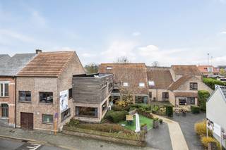 <p><span>Immeuble de rapport à Puurs avec un potentiel exceptionnel.</span></p><p><span> </span></p><p><span> </span></p><p><span>Cette impressionnante propriété à Puurs représente une opportunité unique pour les entrepreneurs et les investisseurs. Avec une surface habitable totale de 1443 mètres carrés et un terrain de 1634 mètres carrés, cette propriété dispose d'un espace considérable pour diverses utilisations.</span></p><p><span> </span></p><p><span>Le complexe comprend pas moins de 25 chambres, offrant une flexibilité exceptionnelle pour une utilisation hôtelière, des chambres d'hôtes, des services spécialisés ou des espaces multifonctionnels, par exemple.</span></p><p><span> </span></p><p><span>L'architecture combine des éléments traditionnels en briques avec des ajouts modernes, dont un bardage contemporain en bois qui confère à l'ensemble un caractère contemporain.</span></p><p><span> </span></p><p><span>L'emplacement à Puurs est stratégiquement favorable, avec une communauté de voisinage établie et des parkings disponibles.</span></p><p><span> </span></p><p><span>Cette propriété offre d'excellentes opportunités pour les entreprises à la recherche d'un espace substantiel, comme des hébergements touristiques, des places d'affaires, des centres de formation ou d'autres initiatives commerciales. L'échelle de la propriété combinée au nombre de chambres en fait une opportunité rare sur le marché local.</span></p><p><span> </span></p><p><span>La propriété est louée aujourd'hui pour au moins 2 ans</span></p><p><span> </span></p><p><span>Pour plus d'informations, contactez : Jean-Pierre Dauwe : 0475/51 34 67 ou email : <span>jean-pierre@janssenenjanssen.be</span></span><span> </span></p><p><span> </span></p><p><span> </span></p>