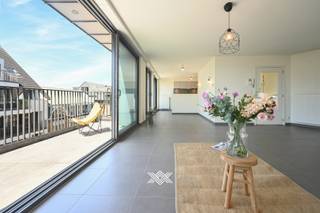 Dit instapklare duplexappartement met een bewoonbare oppervlakte van ca. 92 m² is gelegen op de vierde verdieping van residentie Grimbeert, midden in het bruisende centrum van Deinze. <br /><br />Bij het betreden van het appartement komt u terecht in de inkomhal met een apart gastentoilet en een bergruimte. De inkomhal geeft toegang tot de bijzonder lichtrijke leefruimte met een gezellige eet- en zithoek, die dankzij de grote raampartijen geniet van een aangename natuurlijke lichtinval. De open keuken sluit naadloos aan op de leefruimte. Aansluitend op de keuken bevindt zich een tweede berging. Vanuit de leefruimte heeft u toegang tot beide zuidwestgerichte terrassen met een totale oppervlakte van liefst 18,80 m², uitkijkend over de Tolpoortstraat. Via de trap bereikt u de bovenverdieping, waar de nachthal toegang biedt tot twee volwaardige slaapkamers en de badkamer, uitgerust met een enkele wastafel, een inloopdouche en een tweede toilet. <br /><br />In de ondergrondse verdieping is er een kelderberging aanwezig, inbegrepen in de prijs. Daarnaast is er ook nog een ondergrondse autostaanplaats aanwezig die verplicht dient aangekocht te worden voor de prijs van 28.500 euro. <br />CV op aardgas / EPC 124 (B) / EK conform <br />Benieuwd? Een afspraak kan via sarie@landbergh.be of 09 278 78 79.