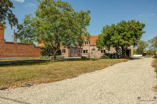 <p><span>Welkom in deze karaktervolle landelijke woning, rustig gelegen op een van de groenste locaties van Hamme op een royaal perceel van maar liefst 5.991 m² dat enorm veel ruimte, privacy en een uniek groen uitzicht biedt.</span></p><p><span>Via de centrale inkomhal bereikt u de twee woonvleugels van het huis. Aan de rechterzijde bevindt zich de recent geïnstalleerde leefkeuken met gezellige gashaard. De keuken is hoogwaardig afgewerkt met premium apparatuur, waaronder een SMEG-oven, en biedt voldoende plaats voor een eettafel met zicht op de ruime voortuin. Aansluitend ligt de moderne badkamer, uitgerust met een toilet, een vrijstaand ligbad, een ruime inloopdouche en een dubbele wastafel. Aan de linkerzijde van de woning ligt de sfeervolle, lichtrijke leefruimte. Via het eetgedeelte heeft u toegang tot een polyvalente ruimte die ideaal kan dienen als bureau of speelhoek. Aan de achterzijde geeft de leefruimte uit op een riante veranda over de volledige breedte van de woning. Vanuit de veranda stapt u zo in de ruime garage met bovenliggende bergzolder. De achtertuin loopt door naar een indrukwekkende boomgaard van 4.720 m², die vlot toegankelijk is via een eigen toegangsweg. Dit zorgt voor het praktische comfort van twee afzonderlijke opritten op het terrein. Op de eerste verdieping bevinden zich vier volwaardige, ruime kamers die flexibel in te richten zijn als slaapkamer, dressing of werkruimte. Eén van de slaapkamers geeft toegang tot een achterliggende kamer, die is uitgerust met een eigen toilet. </span></p><p><span>Wenst u deze unieke woning op een toplocatie te bezoeken? Neem contact met ons op via </span><span>052 50 50 00</span><span> of vraag uw bezoek direct aan via onze website. Tot snel!</span></p><p><span> </span></p><p><span> </span></p><p><span>Bekijk ook onze visuele tour: <span>https://web-player.walkly.app/VoT9ChdTkk3ayg4RKdVj/n5bJSxfWh8IckzQ7iqCw/ww/public</span></span><span> </span></p>