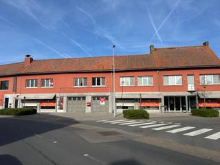 Langemark-Poelkapelle - Ruime handelsruimte + woonst + appartement + magazijn te koop.Gelijkvloers bestaande uit 720m² bebouwd...