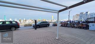 Boutique avec appartement à l'arrière à vendre.<br /><br /><em><u>Emplacement privilégié sur la digue d'Albertstrand à Knokke.</u></em><br /><br /><br /><br /><span><strong>Conditions de vente; Voir www.more.be, "annexes" et sous réserve de disponibilité.</strong></span><br />
