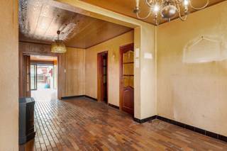 <p><span>Deze te renoveren woning is gelegen op een </span><span>goed bereikbare locatie in Duffel</span><span>, op korte afstand van het </span><span>station</span><span> en met een vlotte verbinding richting de </span><span>E19</span><span>. De woning beschikt vandaag reeds over een </span><span>praktische en aangename indeling</span><span>, maar biedt dankzij de nodige renovatiewerken heel wat mogelijkheden om ze volledig naar eigen smaak en woonwensen te moderniseren.</span></p><p><span>Via de inkomhal bereiken we de </span><span>ruime woonkamer</span><span>, die in het verlengde toegang geeft tot de voorziene ruimte voor een </span><span>ruime leefkeuken</span><span>. Dankzij de open verbinding en het zicht op de tuin kan hier een aangename leefruimte worden gecreëerd met een sterke connectie tussen de woning en de tuin. Grenzend aan de keuken bevinden zich </span><span>twee praktische bergingen</span><span> en een </span><span>afzonderlijk toilet</span><span>. Onder de trap is er bovendien toegang tot een beperkte kelder.</span></p><p><span>Op de eerste verdieping bevinden zich een badkamer, </span><span>twee volwaardige slaapkamers</span><span> en een </span><span>derde, kleinere kamer</span><span>. Deze ruimte kan flexibel worden ingericht als dressing, bureau, babykamer of hobbyruimte, afhankelijk van de noden van de toekomstige bewoners.</span></p><p><span>Een absolute meerwaarde is de </span><span>ruime zolderverdieping</span><span>. Deze biedt de mogelijkheid om de </span><span>bestaande woonoppervlakte verder uit te breiden</span><span> en kan mits de nodige inrichting perfect worden omgevormd tot bijvoorbeeld een </span><span>extra slaapkamer, bureau of hobbyruimte.</span></p><p><span>Achteraan geniet de woning van een </span><span>zuidgerichte tuin</span><span>, waar het aangenaam vertoeven is. Helemaal achteraan bevindt zich bovendien een uitzonderlijk ruim </span><span>bijgebouw van maar liefst 47 m²</span><span>. Deze polyvalente ruimte biedt tal van mogelijkheden en kan verschillende invullingen krijgen.</span></p><p><span>Een bijzonder grote troef is de rechtstreekse bereikbaarheid van het bijgebouw via de weg naast huisnummer 3. Hierdoor beschikt de woning over een </span><span>handige achteruitgang</span><span>, wat een enorme meerwaarde is voor het gebruik van het bijgebouw én voor het praktisch bereikbaar maken van de achterzijde van het perceel.</span></p>