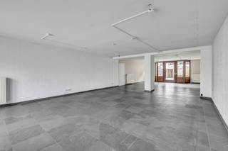 Voor meer info of een bezoek, bel 054 69 39 36 - Centraal gelegen in Heusden (Destelbergen) presenteren wij u deze commerciële toplocatie met tal...