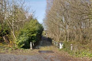 Deze prachtig gelegen open bebouwing in de gemeente Blanden (Oud-Heverlee) is een ideale bungalow voor wie op zoek is naar rust en ruimte. Na renovatie, kan je van dit pand een echt pareltje maken gelegen op een toplocatie met prachtig zicht! <br />De locatie is ongelooflijk: vlak aan Meerdaalwoud, een prachtig vergezicht, vlakbij de uitvalswegen, winkels, scholen, wandelwegen, enz en dit allemaal omgeven door het groen. <br /><br />De woning is gelegen op een perceeloppervlakte van 10are 87ca en heeft een bewoonbare oppervlakte van 165 m². Daarnaast heeft u nog een zeer ruime garage van 64m², een open keuken, badkamer, grote leefruimte met veel lichtinval en 2 slaapkamers.<br /><br />De woning beschikt over een ruime tuin met een westelijke oriëntatie, wat betekent dat u de hele dag door kunt genieten van de zon. <br /><br />Graag een bezoek? Bel David van LED-ON-IMMO op het nummer 0476 98 91 76 of mail naar info@ledonimmo.be. Tot gauw ;)