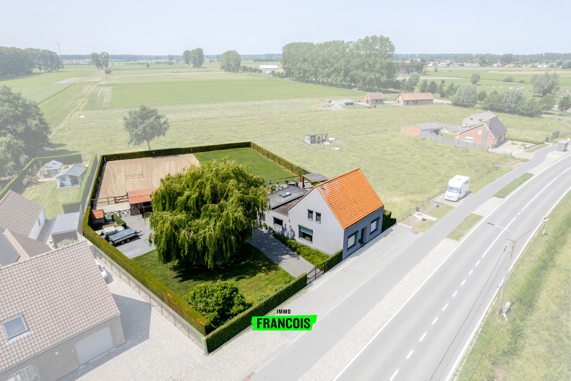 Uitzonderlijk instapklare eigendom met gerenoveerde woonst en stalling. - foto 1