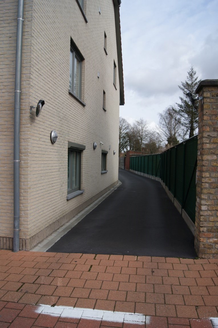 Recente garage met elektrische sectionaalpoort, gunstig gelegen te Torhout - foto 4