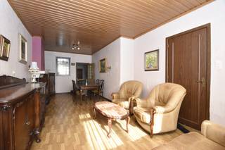 In het centrum van Kruibeke vind je deze charmante woning met tal van mogelijkheden.De woning beschikt over een aparte inkomhal én een handige...