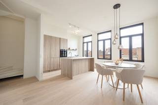 Welkom aan de Volkstraat, de verbinding tussen de Nationalestraat en het Museum voor Schone Kunsten. Hier leef je middenin het kloppend hart van...