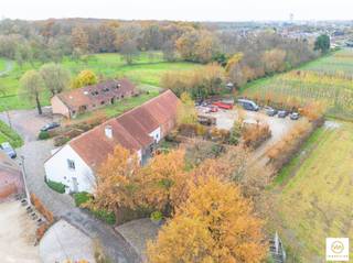 <p><span>Deze voormalige hoeve op ca 4.000m² grondopp. werd met stijl gerenoveerd. Het hoofdgebouw is ingedeeld in een schitterende woon-en eetruimte met OH en een prima ingerichte keuken op het glvl. met doorgang en mooi zicht op een mooi aangelegde tuin &amp; terras rondom. Het gelijkvloers vloeit mooi door naar een naastliggende kantoorruimte. Boven treffen we de slaapkamers en de badkamer. Aangezien deze meer als een loft kan beschouwd worden, kunnen hier nog extra kamers geplaatst worden indien gewenst. Achteraan treffen we nog een mooie opslagruimte van ca 100m² en tal van parkeerplaatsen. Dit eigendom is uitermate geschikt voor een combinatie van het comfortabel wonen en werken. En dit op een prima te bereiken ligging tussen E19 en A12.</span></p>