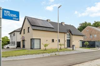 Zeer ruime woning met 5 slaapkamers op rustige toch centrale ligging in Koersel (Beringen). Belangrijkste troeven:- Centrale ligging- Kwalitatief...