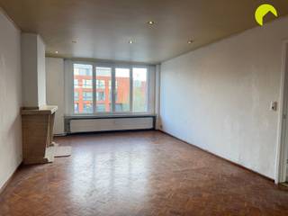 <p><span>Langs de Mechelsesteenweg, ter hoogte van het Hof Van Rieth in Mortsel, vinden we dit instapklare appartement in een kleinschalig gebouw.<br />Het appartement is voorzien van ramen met dubbele beglazing en is uitstekend gelegen in de nabijheid van openbaar vervoer: bushalte, tramhalte en station bevinden zich op wandelafstand.</span></p><p><span>Indeling:</span><span><br />We betreden het gebouw via de centrale inkomhal. Op de tweede verdieping bevindt zich dit gezellige 2-slaapkamerappartement.<br />Vooraan vinden we de ruime leefruimte, die toegang biedt tot de keuken, de veranda en de eerste slaapkamer (12 m²). <br />Achteraan bevindt zich de badkamer, uitgerust met een ligbad en lavabomeubel, evenals een apart toilet. Verder vinden we de tweede slaapkamer (16m²).</span></p><p><span> </span></p><p><span>Nuttige informatie:</span></p><ul><li><span>Gemeenschappelijke kosten: 145euro/maand (inclusief water, verwarming en minuterie gemeenschappelijke delen)</span></li><li><span>Huurwaarborg: 3 maanden </span></li><li><span>Plaatsbeschrijving:  225 euro</span></li><li><span>EPC: 174kWh/(m²jaar)</span></li><li><span>Beschikbaar: onmiddellijk</span></li><li><span>Kelder aanwezig</span></li></ul><p><span> </span></p><p><span>Boek nu zelf ONLINE uw afspraak in. Surf naar het betreffende eigendom op onze website <span>www.habicom.be</span></span><span> en klik op de roze knop </span><span>'PLAN EEN BEZOEK'</span><span>. <br />Kies het moment dat u het beste uitkomt, vul de gevraagde contactgegevens in en klik nadien op verzenden om te bevestigen.</span></p><p><span> </span></p>