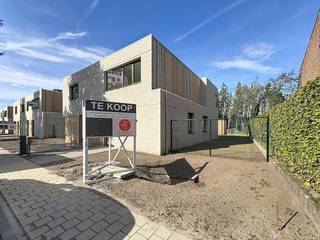 De nieuwbouwwoning biedt in zijn ontwerp een doordachte indeling die het comfort van het dagelijks leven verhogen.<br /><br />Op de gelijkvloerse verdieping betreed je de woning via de inkomhal. Hier bevindt zich een apart toilet en een praktische berging, perfect voor extra opslag. De open keuken vormt het centrale punt van de leefruimte en sluit naadloos aan op de eetkamer en de ruime woonkamer.<br /><br />De eerste verdieping beschikt over drie slaapkamers. Via de nachthal komt u bij de badkamer. De badkamer bevat vervolgens ook een tweede toilet.<br /><br />De volledig omheinde tuin met terras biedt privacy en is perfect voor zomerse barbecues of rustige momenten. Voor wie gemak zoekt, is er een aansluiting voor een robotmaaier, met de mogelijkheid om een robotmaaier als extra optie aan te schaffen. Bovendien beschik je over een eigen garage en een praktische fietsenberging.<br /><br />Diversen:<br />- E-peil lager dan 20!<br />- vloerverwarming op warmtepomp<br />- eigen zonnepanelen<br />- ventilatiesysteem D met warmterecuperatie<br /><br />Grijp deze kans en ontdek hoe deze nieuwbouwwoning uw woonwensen kan vervullen. Voor meer informatie en een afspraak, neem contact met ons op!