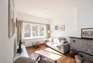 Locatie

Gelegen in een rustige en residentiële straat in Wilrijk, geniet deze woning van een bijzonder praktische ligging. Op korte afstand bevindt zich het centrum van Wilrijk (De Bist) met een ruim aanbod aan winkels, supermarkten, scholen en horecazaken. Voor ontspanning en groen liggen zowel Park Den Brandt als het Middelheimpark vlakbij, ideaal voor wandelingen en recreatie. De bereikbaarheid is een extra troef, met vlotte verbindingen naar Antwerpen-centrum, belangrijke invalswegen en de E19. Openbaar vervoer is eveneens aanwezig in de nabije omgeving. Deze locatie combineert een aangename woonomgeving met alle dagelijkse voorzieningen binnen handbereik.

Indeling

Deze jaren ’50-woning met charmante gevel betreedt u via de inkomhal, waar zich tevens een apart gastentoilet bevindt. Vanuit de hal heeft u toegang tot de woonkamer (ca. 30 m²), met natuurlijke lichtinval langs zowel de voor- als achtergevel. Aansluitend bevindt zich een aparte keuken met rechtstreekse toegang tot de tuin en het terras.

Op de eerste verdieping bevinden zich drie slaapkamers en een badkamer uitgerust met een douche. Daarnaast beschikt de woning over een ruime kelder, geschikt als bergruimte.

De woning heeft een praktische indeling en biedt tal van mogelijkheden binnen de bestaande structuur. Bovendien zijn er uitbreidingsmogelijkheden naar de zolderverdieping, wat extra woonruimte kan opleveren.