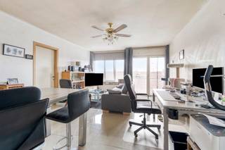 Gezellig appartement gelegen op de 3de verdieping en bestaande uit hal, living, geïnstalleerde keuken met plaats voor wasmachine en droogkast. Er zijn 2 slaapkamers, badkamer en tof terras. Tevens ondergrondse standplaats inbegrepen in de prijs !!! Ideaal voor alleenstaande, koppel of als investering !!!!! Centraal gelegen, vlakbij centrum en de verbingswegen !! EPC Label A !!!!! Conforme elektriciteit en asbestveilig !