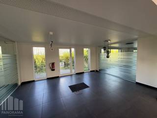 Uitstekend gelegen kantoren bestaande uit een instapklare en moderne inrichting van 570 m² en gelegen op <strong>zichtlocatie </strong>langs de <strong>E17</strong>. Vlot bereikbare locatie op slechts 6 minuten van de op- en afrit 15 'Sint-Niklaas centrum' van de E17.<br /><br />De verschillende kantoorruimtes zijn uitgerust met LED-verlichting, airconditioning, een akoestisch plafond en geniet van veel <strong>lichtinval</strong>. Rond het gebouw bevindt zich een deels verhard terrein van maar liefst 3.000 m² met een zeer <strong>ruime parkeer- en manoeuvreerruimte</strong>. Afhankelijk van uw bedrijfsbehoeften zijn <strong>grotere of kleinere oppervlaktes beschikbaar</strong>, en er is tevens mogelijkheid tot het bijhuren van magazijnruimte. Bovendien is een <strong>flexibele huurtermijn bespreekbaar</strong>, waardoor deze locatie zich uitstekend leent voor zowel tijdelijke als langdurige huur. Onmiddellijk beschikbaar!<br /><br />Contacteer <strong>PANORAMA </strong>voor bijkomende inlichtingen of een vrijblijvend plaatsbezoek via <strong>0477 44 39 30</strong>.