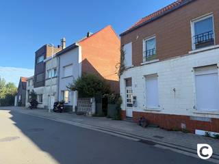 <p><span>Renovatieproject met tal van mogelijkheden in de Nielsestraat</span></p><p><span>Dit renovatieproject biedt tal van mogelijkheden voor wie op zoek is naar een interessante bouw- of renovatiekans.</span></p><p><span>Vooraan bevindt zich een </span><span>bouwgrond van 75 m²</span><span>, gelegen aan </span><span>Nielsestraat 254</span><span>. Achteraan bevindt zich een </span><span>totaal te renoveren woning op een perceel van 85 m²</span><span>, gelegen aan </span><span>Nielsestraat 250</span><span>.</span></p><p><span>De combinatie van beide percelen maakt dit project bijzonder interessant voor wie op zoek is naar een renovatieproject met potentieel. De eigendom biedt mogelijkheden voor zowel renovatie als een verdere ontwikkeling, afhankelijk van de geldende stedenbouwkundige voorschriften.</span></p><p><span>Gegevens:</span></p><ul><li><span>Nielsestraat 254: bouwgrond 75 m²</span></li><li><span>Nielsestraat 250: totaal te renoveren woning perceel van 85 m²</span></li><li><span>Interessant project voor renovatoren, bouwers of investeerders</span></li></ul><p><span>Tal van mogelijkheden</span></p><p><span>Renovatieplicht</span></p><p><span> De renovatieverplichting voor residentiële gebouwen gaat in op 1 januari 2023. </span></p><p><span>Wie vanaf 2023 de nieuwe eigenaar, opstalhouder of erfpachter wordt van een woning of appartement met een slecht EPC-label, moet die binnen de 5 jaar energetisch renoveren tot label D (of beter).</span></p><p><span> </span></p><p><span><span>https://www.vlaanderen.be/een-woning-kopen/renovatieverplichting-voor-residentiele-gebouwen-vanaf-2023#q-59813524-3072-4edc-bb23-c56becf7b528</span></span></p><p><span> </span></p>