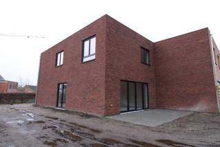 VOLLEDIG AFGEWERKTE BEN nieuwbouwwoning op 616m² VOLLEDIG AFGEWERKTE BEN (E-peil max E10) nieuwbouwwoning gelegen op een groot perceel van +-...